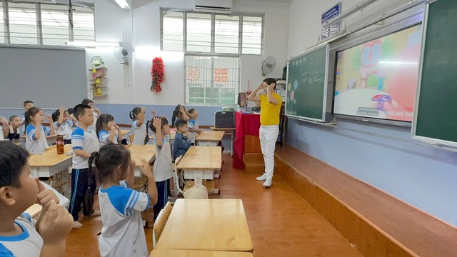 246 trường học của TP.HCM được tự tuyển giáo viên, hợp đồng giáo viên nước ngoài- Ảnh 1. 246 trường học của TP.HCM được tự tuyển giáo viên, hợp đồng giáo viên nước ngoài- Ảnh 1.