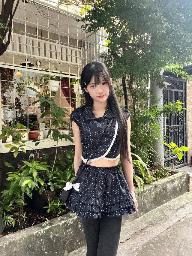 Tự tin tỏa s&aacute;ng mọi g&oacute;c nh&igrave;n c&ugrave;ng trang phục chấm bi - Ảnh 2.