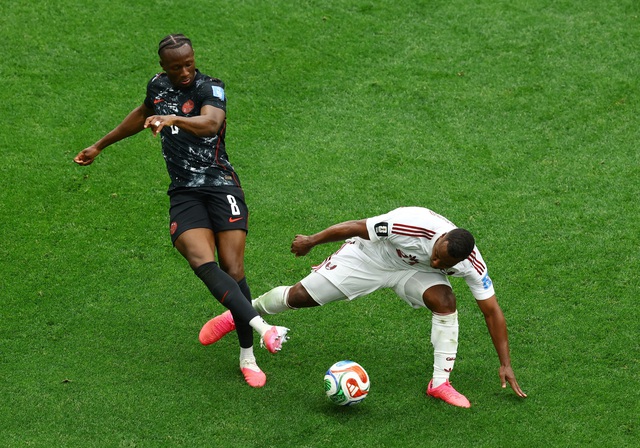 Tiền đạo Canada xuất hiện tr&ecirc;n xe lăn sau chấn thương kinh ho&agrave;ng, FIFA phạt nguội cực nặng sao Qatar- Ảnh 4.