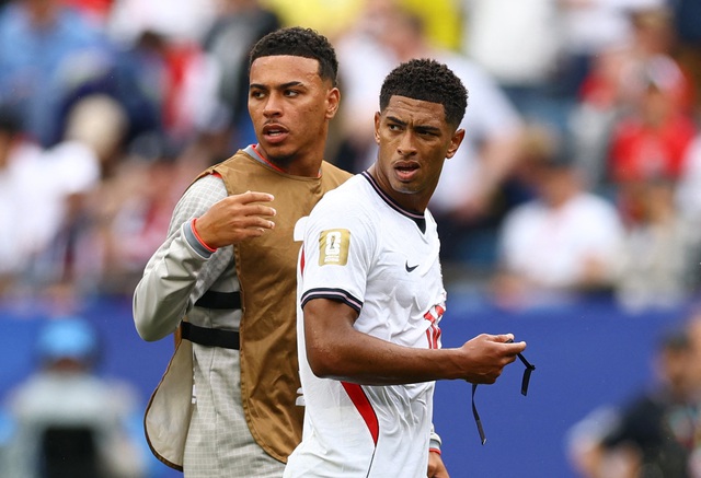 Vi phạm luật mới FIFA, che miệng khi tranh cãi: Bellingham của Anh lại thoát thẻ đỏ, vì sao?- Ảnh 2.