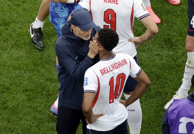 Vi phạm luật mới FIFA, che miệng khi tranh cãi: Bellingham của Anh lại thoát thẻ đỏ, vì sao?- Ảnh 3.
