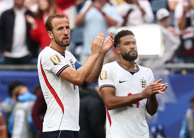 Biểu cảm g&acirc;y sốt của Beckham trận Anh h&ograve;a nhạt Ghana: H&ocirc;n gi&oacute;, g&atilde;i tr&aacute;n, &ocirc;m đầu thất vọng v&agrave;&hellip;- Ảnh 3.