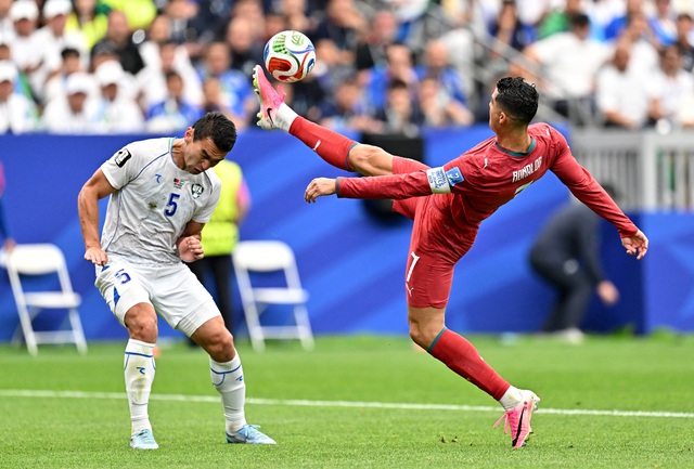 Ronaldo đáng yêu cỡ này, lại cứ bị so sánh với Messi: Anh khó chịu là phải! - Ảnh 1. Ronaldo đáng yêu cỡ này, lại cứ bị so sánh với Messi: Anh khó chịu là phải! - Ảnh 1.