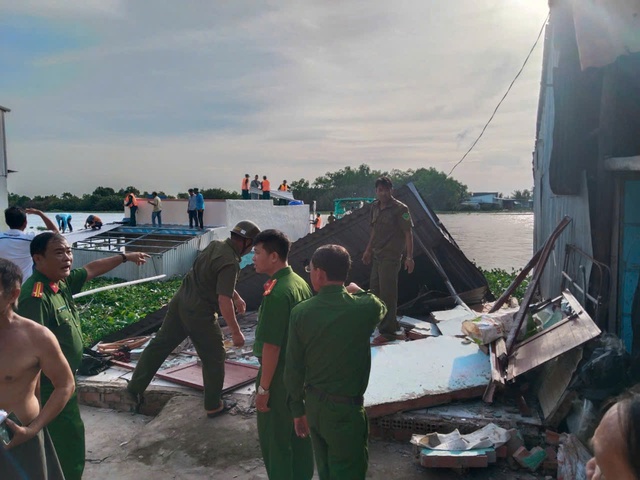 An Giang: Sạt lở 3 căn nhà ở xã Vĩnh Hòa rơi xuống sông - Ảnh 3.