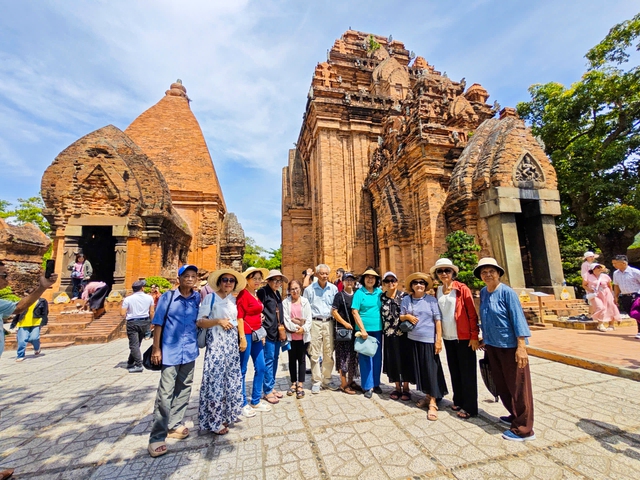 Đến Th&aacute;p B&agrave; Ponagar, qu&eacute;t QR kh&aacute;m ph&aacute; di sản Chăm - Ảnh 1.