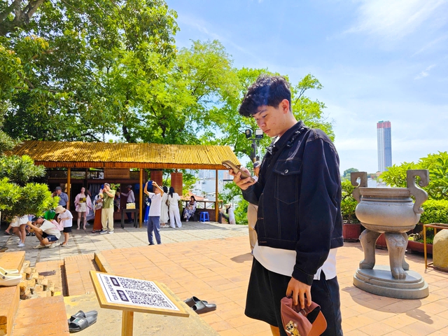Đến Th&aacute;p B&agrave; Ponagar, qu&eacute;t QR kh&aacute;m ph&aacute; di sản Chăm - Ảnh 2.