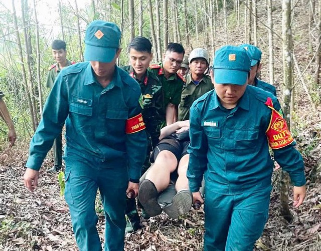Hàng chục người băng rừng giải cứu du khách Đức gặp nạn trên núi- Ảnh 2. Hàng chục người băng rừng giải cứu du khách Đức gặp nạn trên núi- Ảnh 2.
