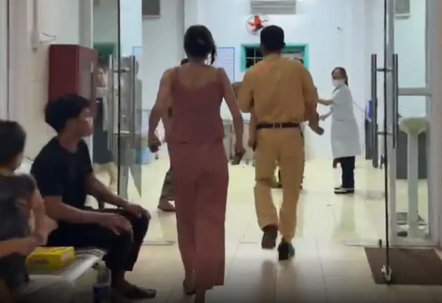 Sốt cao bị co giật, một cháu bé được CSGT mở đường đi cấp cứu- Ảnh 2. Sốt cao bị co giật, một cháu bé được CSGT mở đường đi cấp cứu- Ảnh 2.