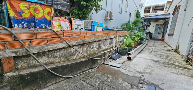Người d&acirc;n bức x&uacute;c v&igrave; rạch &ocirc;ng D&iacute; bị lấn chiếm g&acirc;y ngập khu d&acirc;n cư - Ảnh 4.