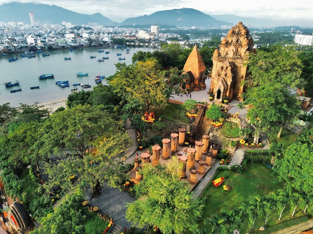 Đến Th&aacute;p B&agrave; Ponagar, qu&eacute;t QR kh&aacute;m ph&aacute; di sản Chăm - Ảnh 3.