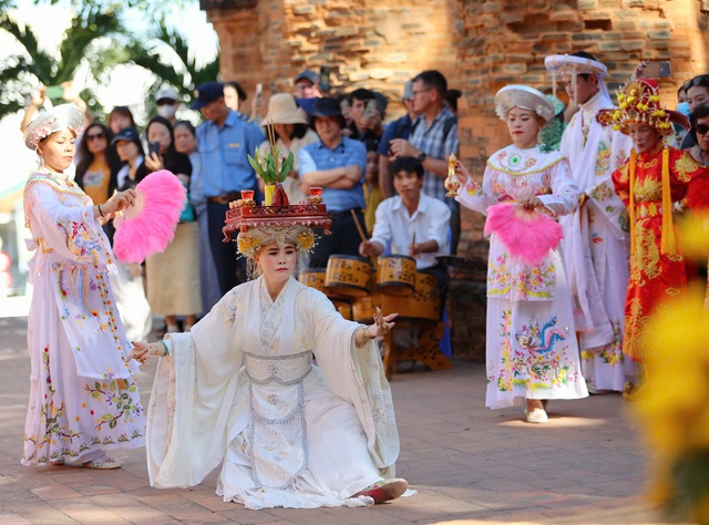 Đến Th&aacute;p B&agrave; Ponagar, qu&eacute;t QR kh&aacute;m ph&aacute; di sản Chăm - Ảnh 4.