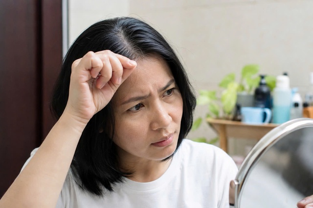Nhổ tóc bạc có khiến tóc bạc nhiều hơn? Chuyên gia giải đáp - Ảnh 1.
