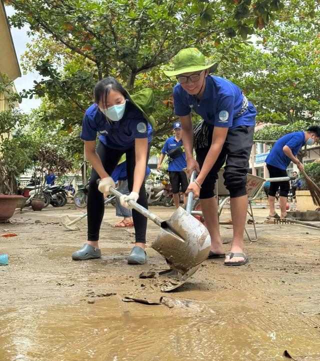 Hai người trẻ, một màu áo xanh và hành trình sống vì cộng đồng - Ảnh 1.