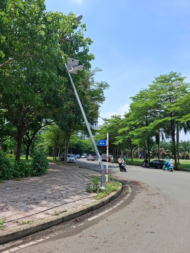 Trụ đ&egrave;n bị nghi&ecirc;ng- Ảnh 1.