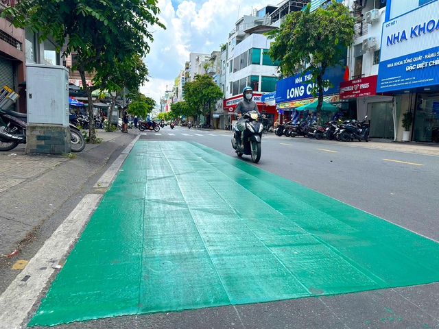 Mảng sơn phản quang màu xanh xuất hiện trên nhiều tuyến đường TP.HCM dùng để làm gì?- Ảnh 1. Mảng sơn phản quang màu xanh xuất hiện trên nhiều tuyến đường TP.HCM dùng để làm gì?- Ảnh 1.