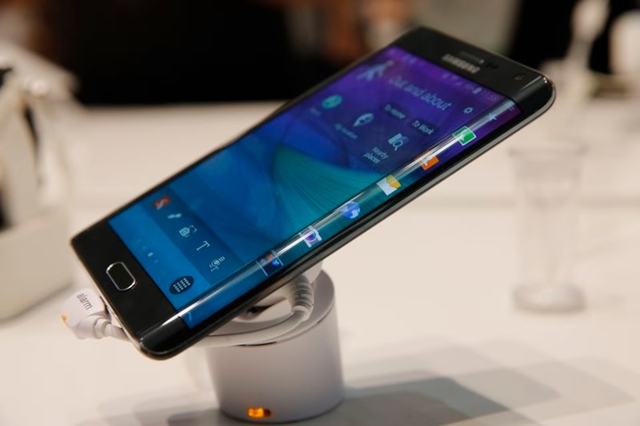 V&igrave; sao smartphone Android dần từ bỏ m&agrave;n h&igrave;nh cong? - Ảnh 1.