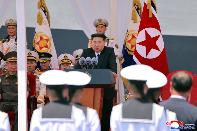 &Ocirc;ng Kim Jong-un gi&aacute;m s&aacute;t thử vũ kh&iacute; mới, H&agrave;n Quốc muốn nối lại đối thoại- Ảnh 1.