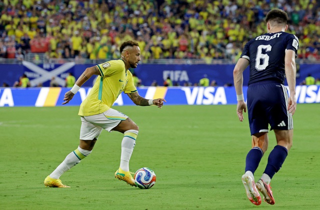 Sau gần 1.000 ng&agrave;y, Neymar bật kh&oacute;c khi được ra s&acirc;n từ ghế dự bị trận Brazil thắng Scotland- Ảnh 1.