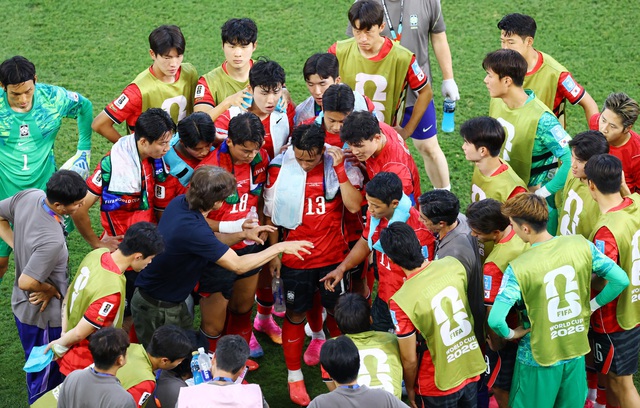 Cầu thủ H&agrave;n Quốc x&ocirc; x&aacute;t với đội tuyển Nam Phi, CĐV đ&ograve;i sa thải HLV Hong Myung-bo- Ảnh 1.