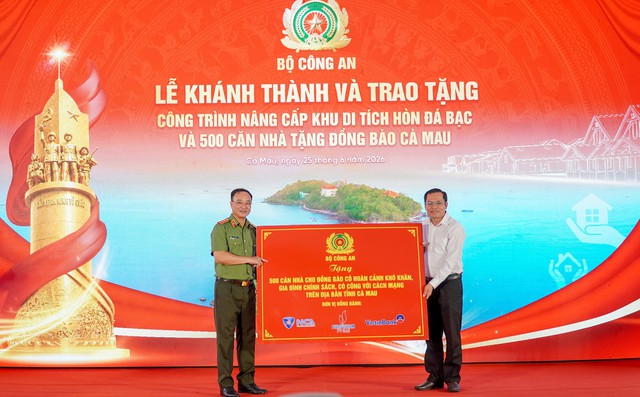 Bộ C&ocirc;ng an kh&aacute;nh th&agrave;nh H&ograve;n Đ&aacute; Bạc, b&agrave;n giao 500 căn nh&agrave; tại C&agrave; Mau   - Ảnh 3.