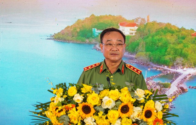 Bộ C&ocirc;ng an kh&aacute;nh th&agrave;nh H&ograve;n Đ&aacute; Bạc, b&agrave;n giao 500 căn nh&agrave; tại C&agrave; Mau   - Ảnh 1.