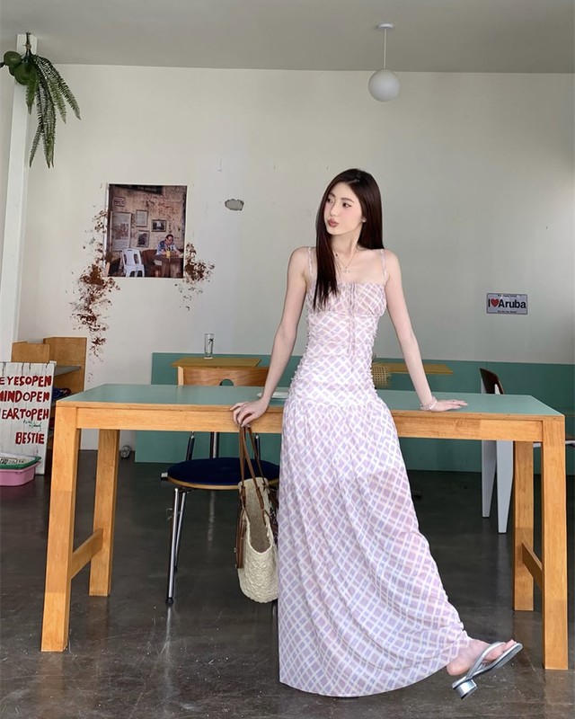 V&aacute;y d&agrave;i hai d&acirc;y, sức h&uacute;t vượt thời gian của qu&yacute; c&ocirc; hiện đại- Ảnh 8.