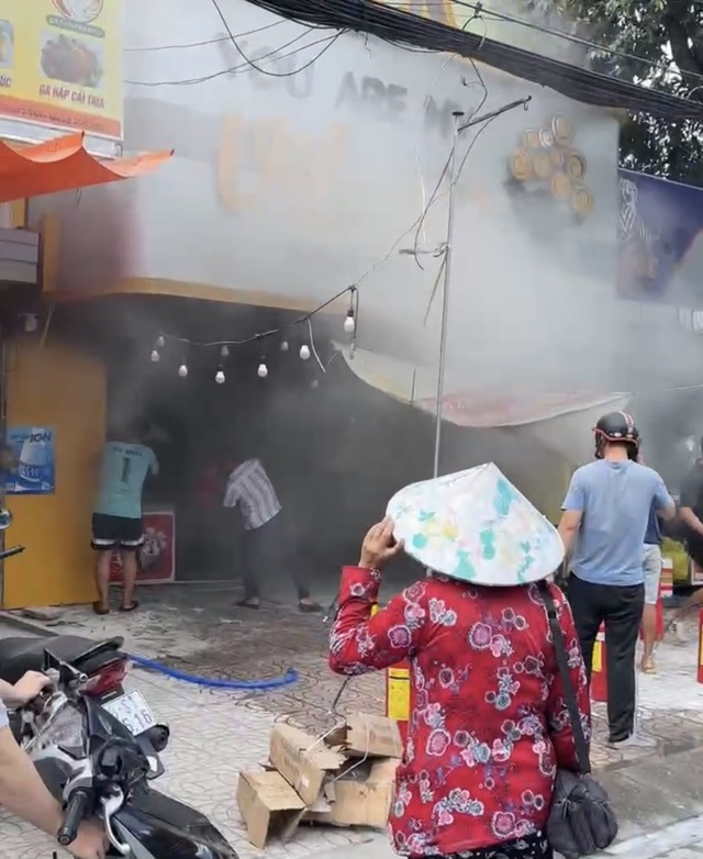Cháy cửa hàng bán trái cây nhập khẩu ở Cần Thơ - Ảnh 1.