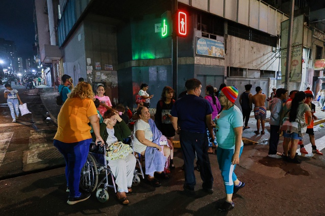 Venezuela ban bố khẩn cấp, lo ngại thương vong lớn sau động đất k&eacute;p - Ảnh 4.