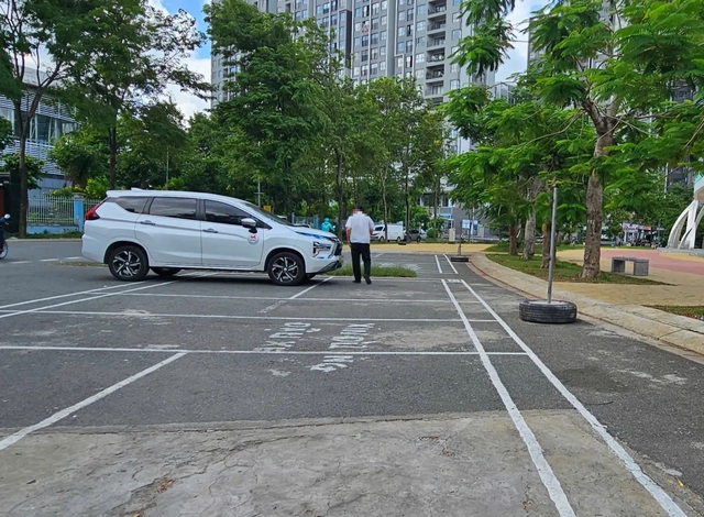 Ngại mất tiền ph&iacute; gửi xe tại chung cư người d&acirc;n đem &ocirc; t&ocirc; ra đường để? - Ảnh 5.