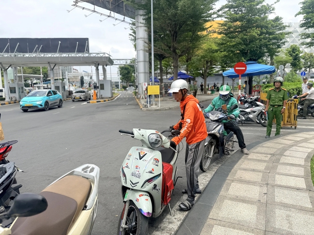 Shipper, xe &ocirc;m c&ocirc;ng nghệ đeo tai nghe chỉ đường Google Maps c&oacute; bị phạt? - Ảnh 1.