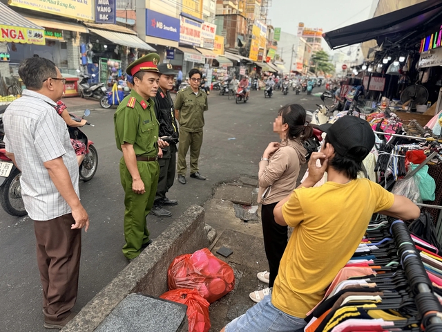 Lấn chiếm vỉa h&egrave; chợ B&agrave; Chiểu: C&ocirc;ng an phường Gia Định xử l&yacute; 338 trường hợp - Ảnh 1.