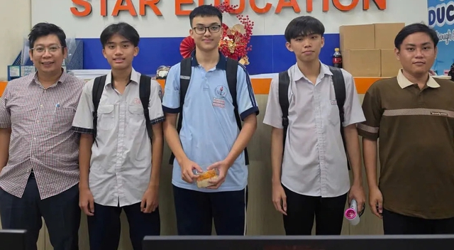 Ch&agrave;ng trai T&acirc;y Ninh 10 điểm to&aacute;n chuy&ecirc;n, 10 điểm to&aacute;n thường, 10 điểm tiếng Anh - Ảnh 3.
