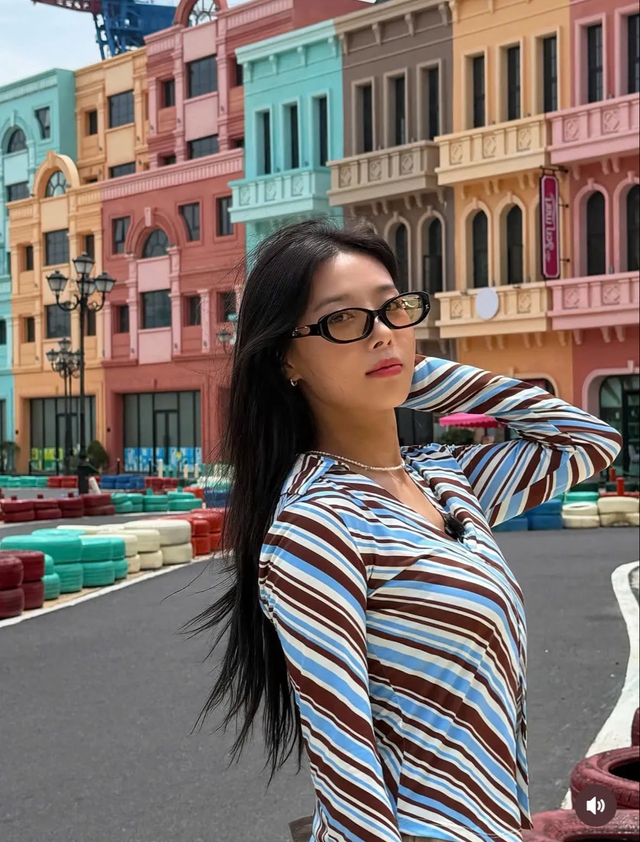 Cựu th&agrave;nh vi&ecirc;n Wonder girls th&iacute;ch th&uacute; thưởng thức b&aacute;nh m&igrave; khi du lịch Việt Nam - Ảnh 1.