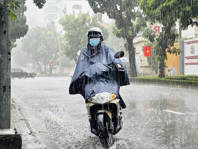 TP.HCM v&agrave; Nam bộ xuất hiện mưa lớn giải nhiệt sau nhiều ng&agrave;y nắng n&oacute;ng - Ảnh 1.