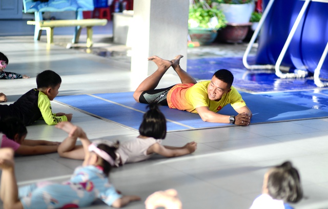 T&igrave;m hoạt động h&egrave; miễn ph&iacute; ở TP.HCM: C&oacute; lớp phổ cập bơi 10 buổi cho trẻ  - Ảnh 2.
