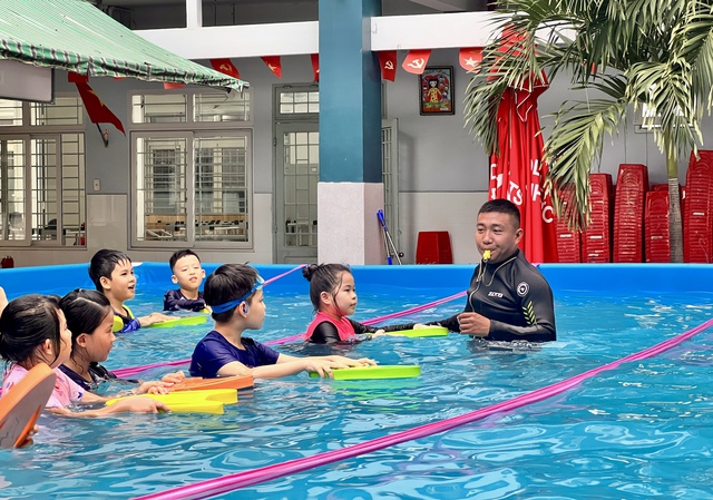 T&igrave;m hoạt động h&egrave; miễn ph&iacute; ở TP.HCM: C&oacute; lớp phổ cập bơi 10 buổi cho trẻ  - Ảnh 4.