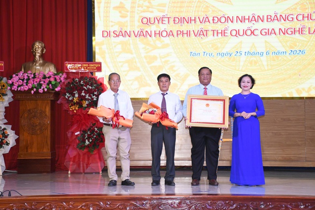 Chứng nhận di sản văn h&oacute;a phi vật thể Quốc gia nghề l&agrave;m trống B&igrave;nh An - Ảnh 1.