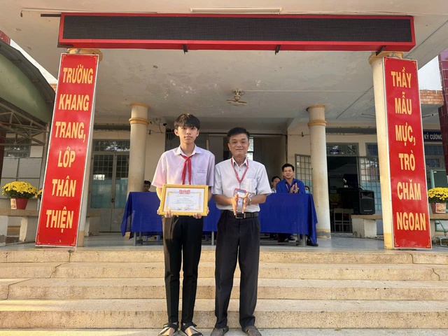 Ch&agrave;ng trai T&acirc;y Ninh 10 điểm to&aacute;n chuy&ecirc;n, 10 điểm to&aacute;n thường, 10 điểm tiếng Anh - Ảnh 1.