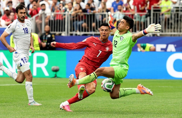 Shakira nhảy m&uacute;a ăn mừng khi Colombia c&oacute; v&eacute; đi tiếp, v&igrave; sao Ronaldo phải lo? - Ảnh 2.