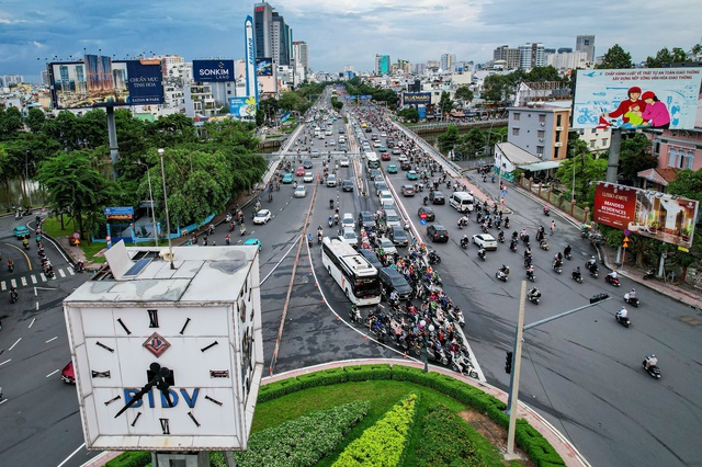 V&ograve;ng xoay Điện Bi&ecirc;n Phủ kh&ocirc;ng c&ograve;n cần CSGT điều tiết: TP.HCM r&agrave; so&aacute;t c&aacute;c v&ograve;ng xoay - Ảnh 1.