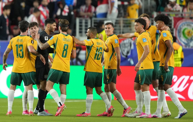 HLV Harry Kewell rất sung sướng v&igrave; &Uacute;c đi tiếp, tin thầy tr&ograve; HLV Popovic c&ograve;n tiến xa- Ảnh 2.