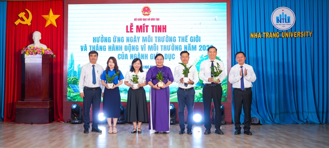 Bộ GD-ĐT ph&aacute;t động phong tr&agrave;o sống xanh trong trường học - Ảnh 2.
