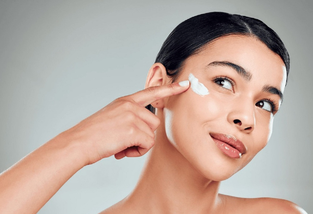 Nắng n&oacute;ng 40 độ: Đừng để kem chống nắng biến th&agrave;nh &lsquo;kẻ th&ugrave;&rsquo; g&acirc;y mụn ẩn - Ảnh 3.