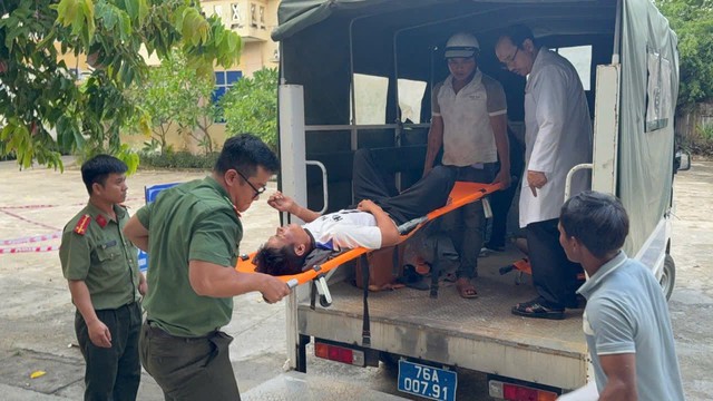 Công an xã ở Quảng Ngãi vượt núi đưa 2 người bị sét đánh đi cấp cứu- Ảnh 2.