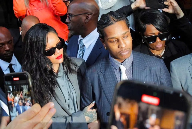 V&igrave; sao h&agrave;ng loạt người h&acirc;m mộ 'cầu xin' Rihanna chia tay bạn trai rapper - Ảnh 1.
