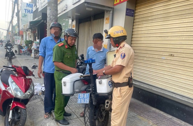 CSGT TP.HCM ph&aacute;t hiện nhiều lỗi tại c&ocirc;ng tr&igrave;nh thi c&ocirc;ng ảnh hưởng người đi đường - Ảnh 2.