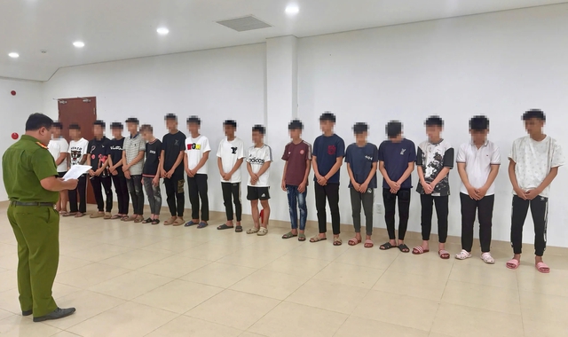 Khởi tố nhóm thanh thiếu niên mang hung khí gây tai nạn rồi bỏ trốn ở Huế- Ảnh 1.