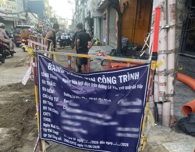 CSGT TP.HCM ph&aacute;t hiện nhiều lỗi tại c&ocirc;ng tr&igrave;nh thi c&ocirc;ng ảnh hưởng người đi đường - Ảnh 1.