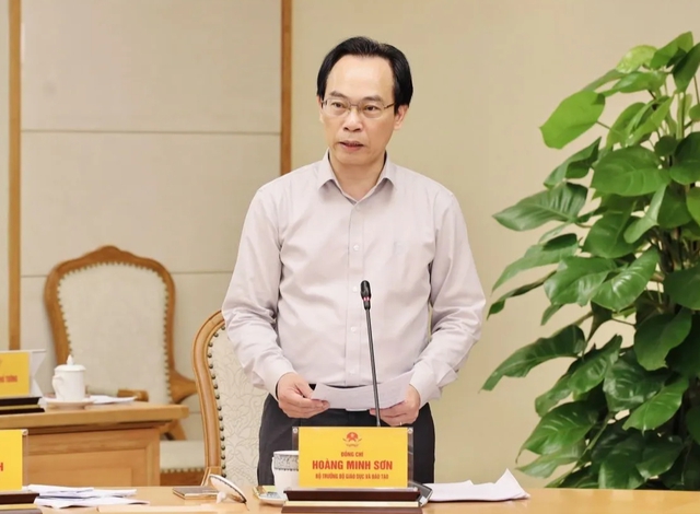 Bộ trưởng Bộ GD-ĐT: 'Gi&aacute;o vi&ecirc;n đang qu&aacute; tải'  - Ảnh 1.