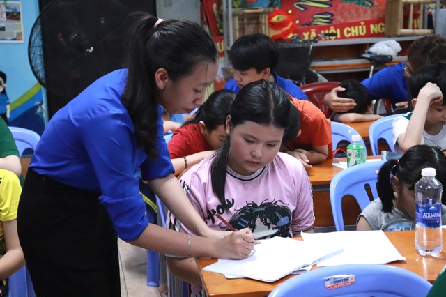 T&igrave;m hoạt động h&egrave; miễn ph&iacute; ở TP.HCM: Lớp tiếng Anh k&egrave;m 1-1 cho trẻ em- Ảnh 2.